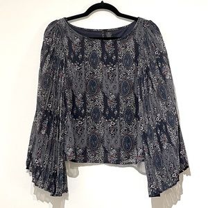 Top // Brand: Fire Los Angeles / Size: Small / Navy Pleated Accordion Sleeve